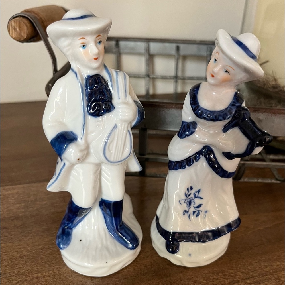 Blue and white set of vintage musicians